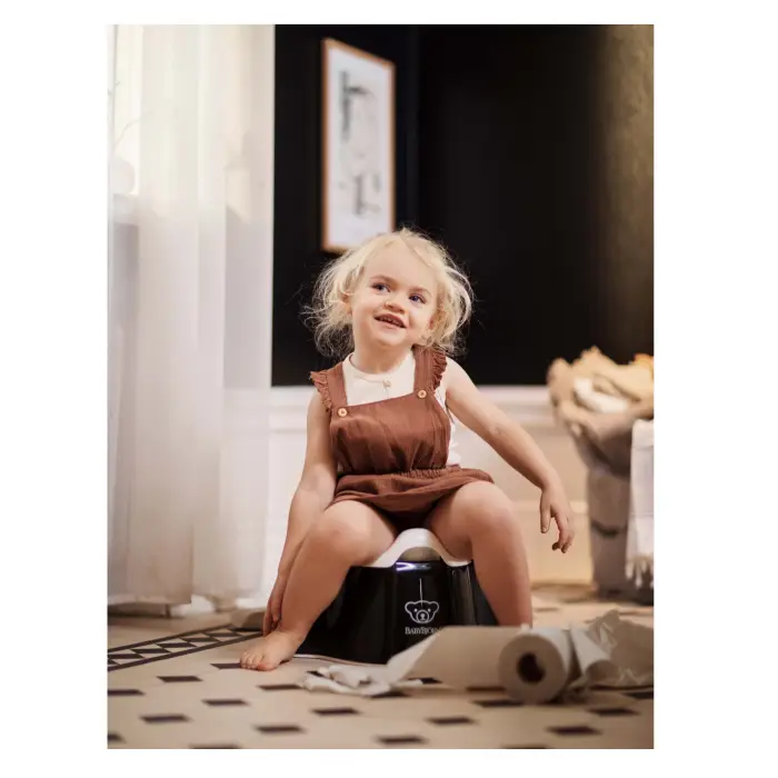 en-055256-babybjorn-potty-chair-black-white-lifestyle-02