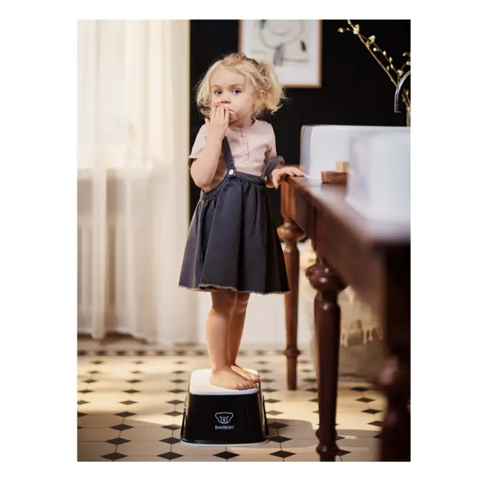 en-061256-babybjorn-step-stool-black-white-lifestyle-01