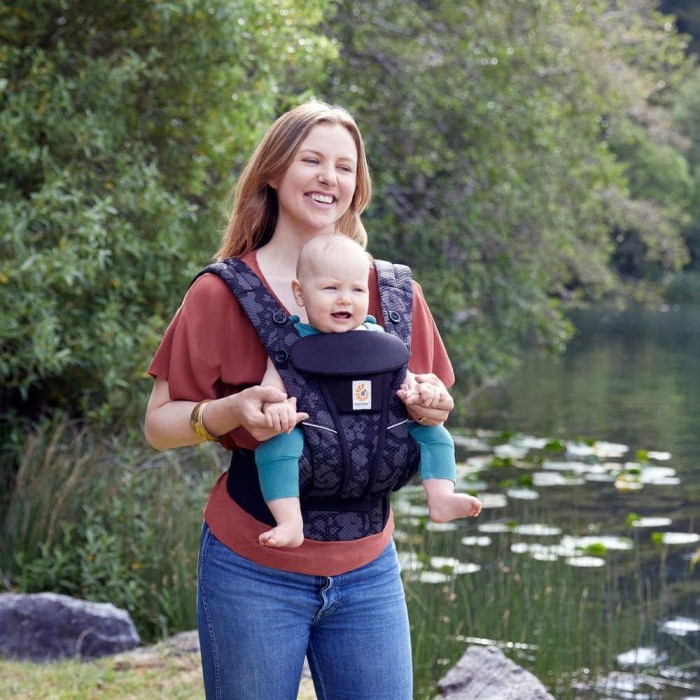 baby-carrier-omni-breeze-onyx-blooms-lifestyle