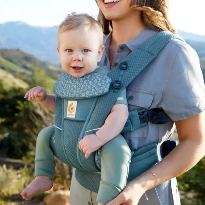 baby-carrier-omni-breeze-twilight-blue-daisies-lifestyle_03