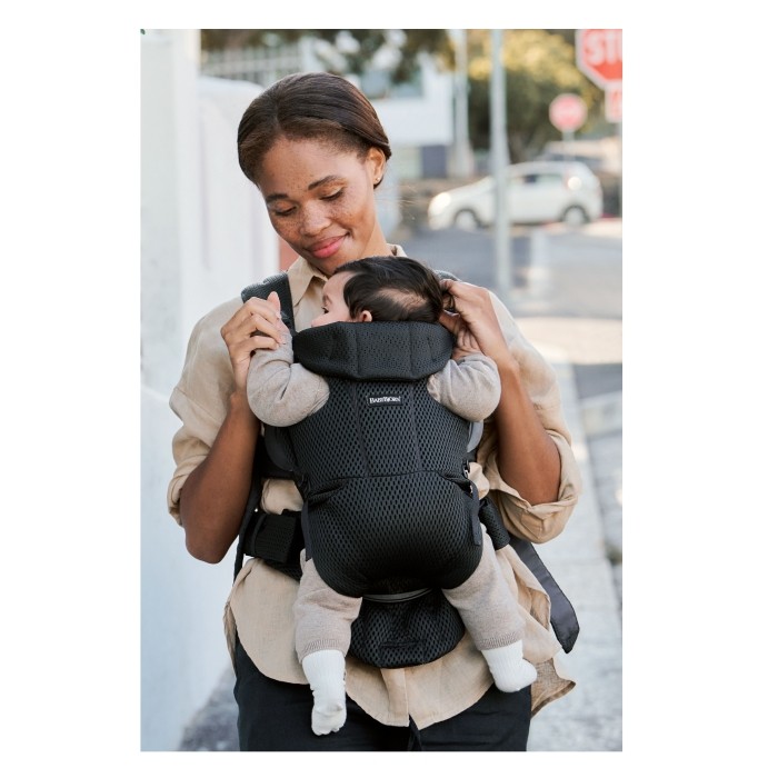 baby-carrier-move-black-3d-mesh-lifestyle-babybjorn-03